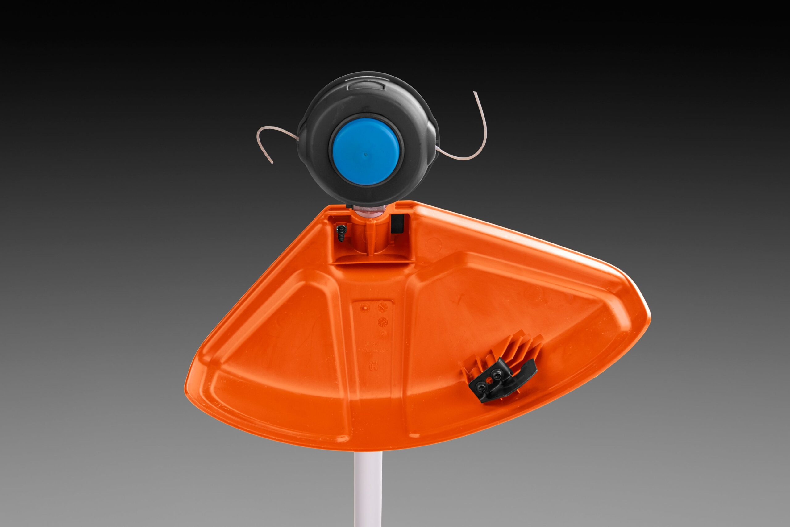 Husqvarna 129R trimmipea ja -kaitse Husqvarna 129R trimmipea ja -kaitse