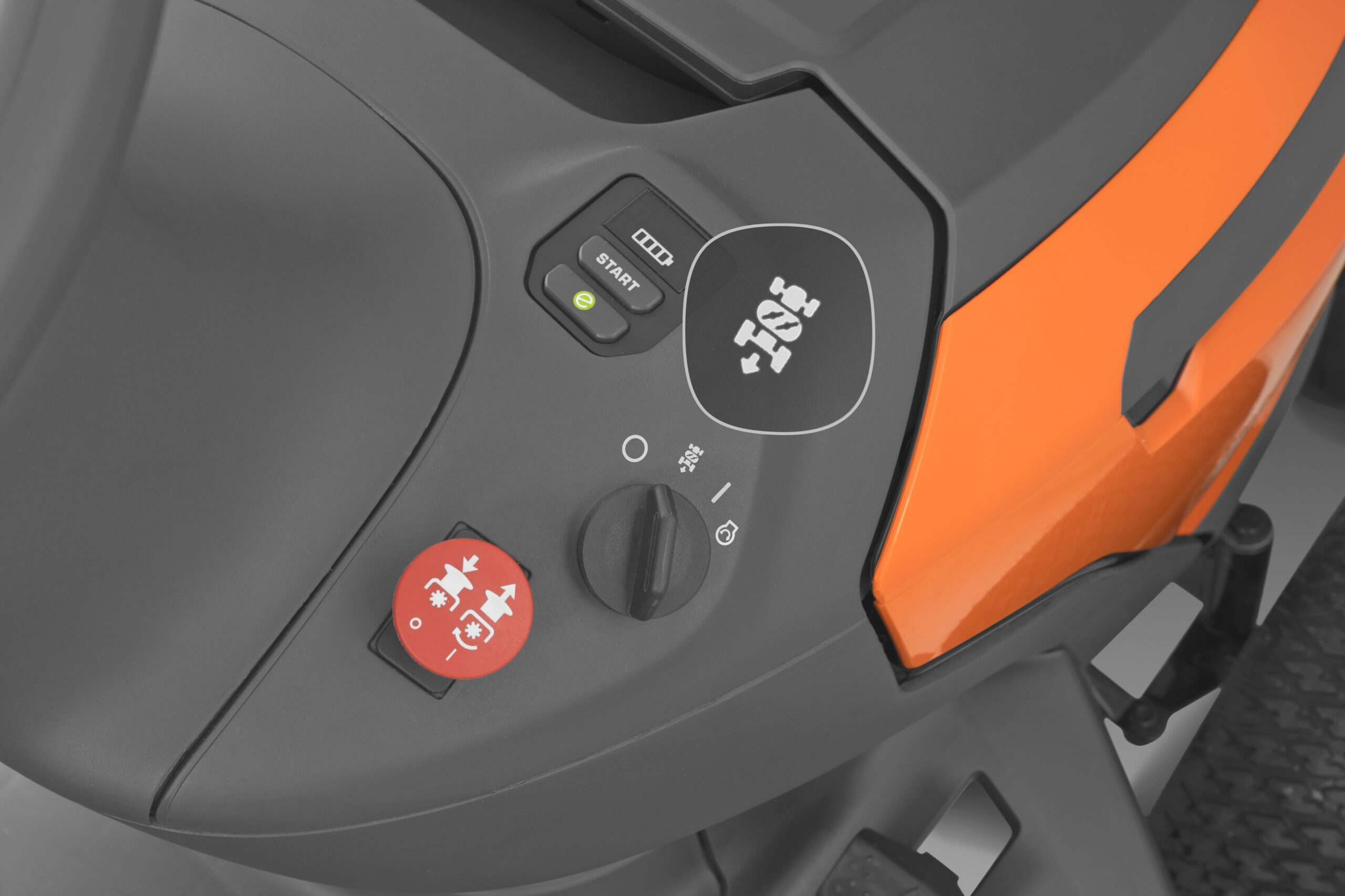 Husqvarna TS/TC 100i niidab ka tagurpidi sõites Husqvarna TS/TC 100i niidab ka tagurpidi sõites